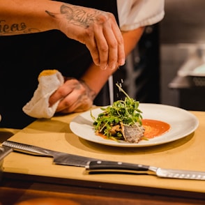 Restaurant Cheff mounting a dish